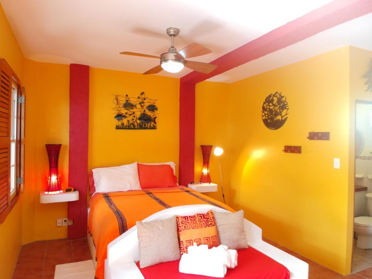 Seaside Cabanas Hotel Caye Corker Esterno foto