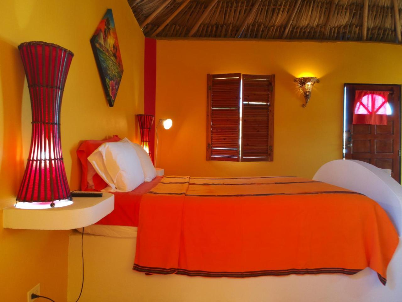 Seaside Cabanas Hotel Caye Corker Esterno foto