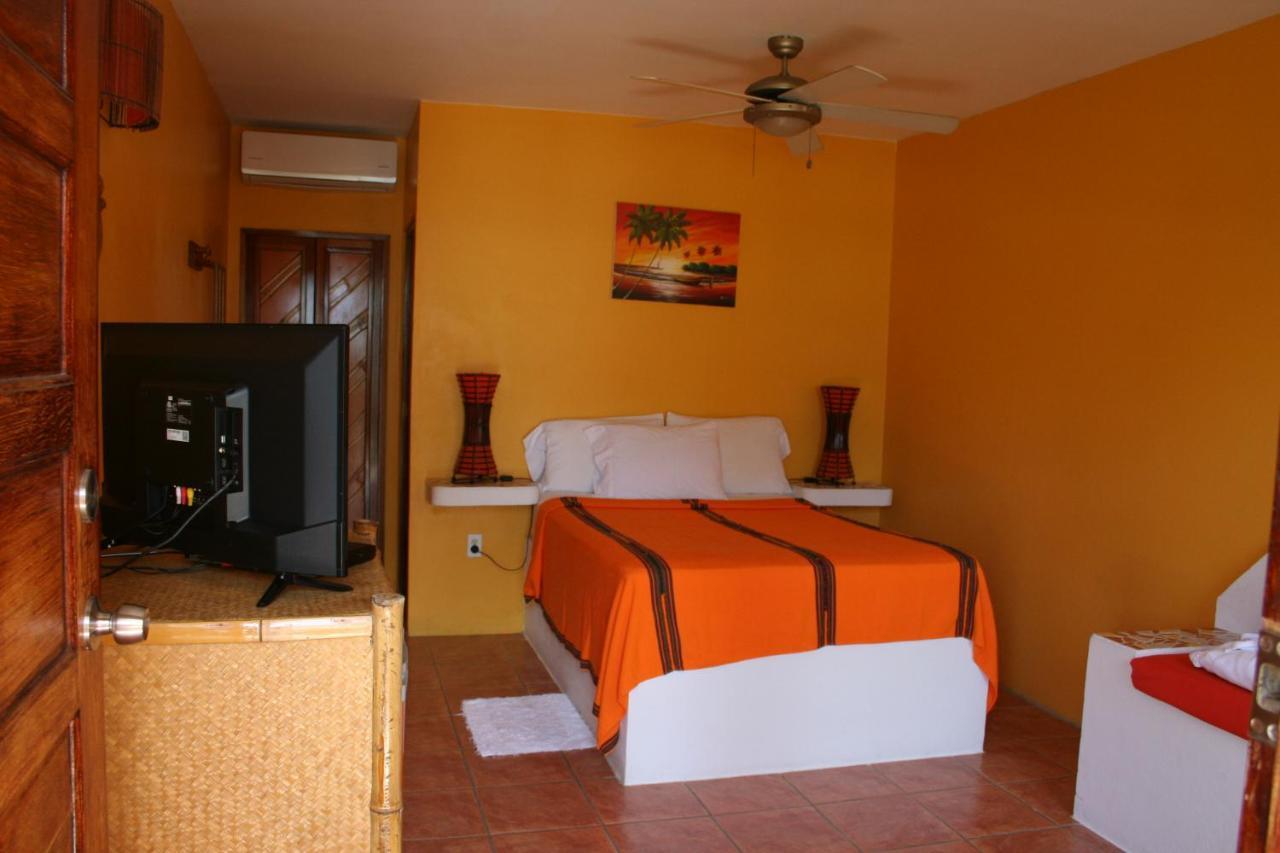 Seaside Cabanas Hotel Caye Corker Esterno foto