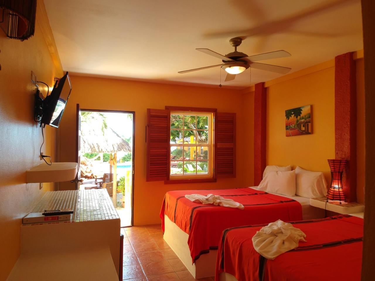 Seaside Cabanas Hotel Caye Corker Esterno foto