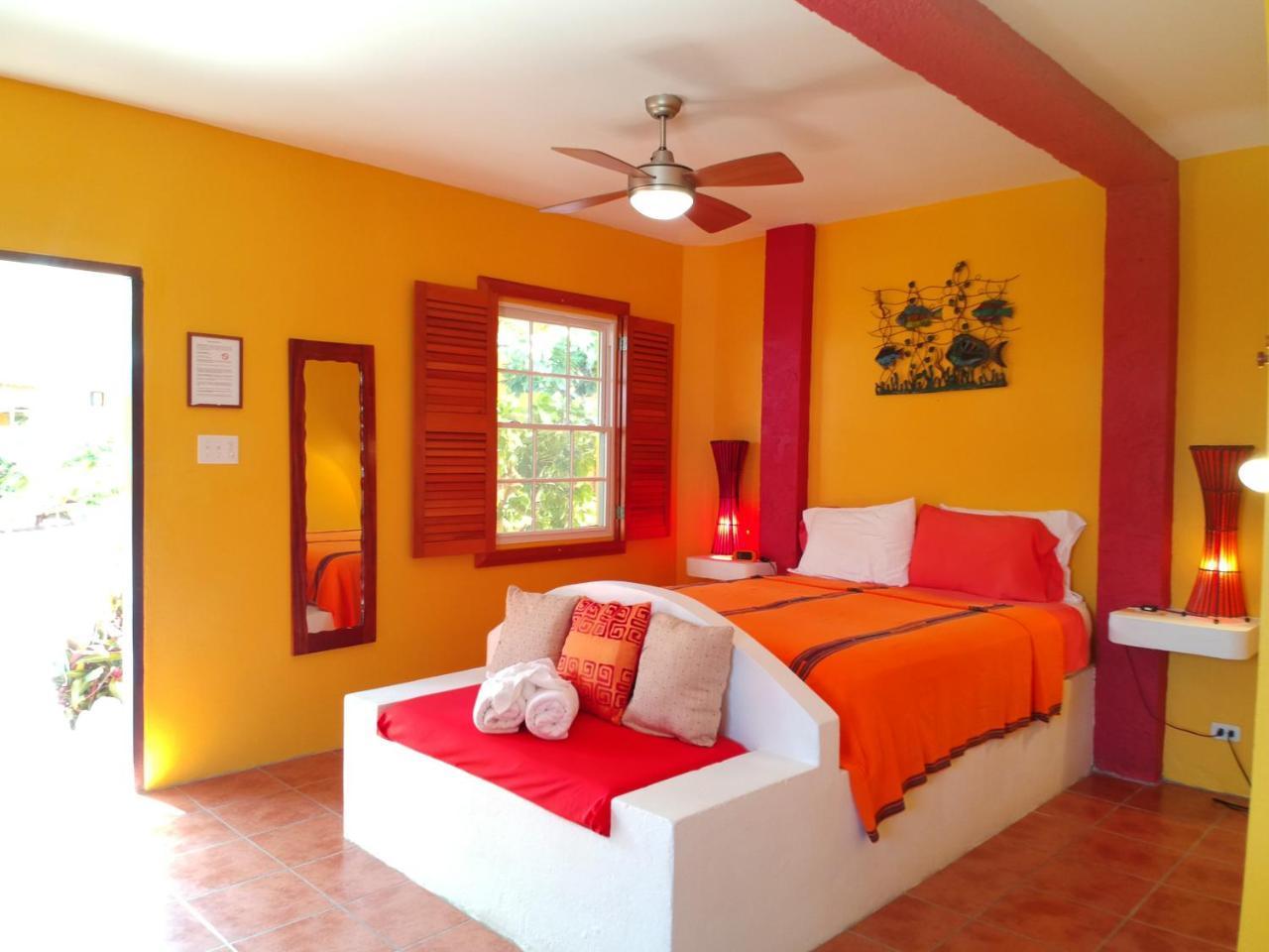 Seaside Cabanas Hotel Caye Corker Esterno foto